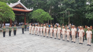 Đoàn đại biểu Công đoàn CAND báo công dâng Bác tại Khu di tích K9