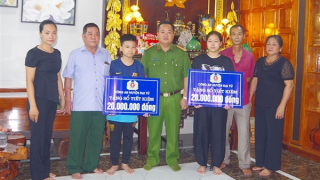 Trao sổ tiết kiệm cho thân nhân cán bộ Công an đã mất