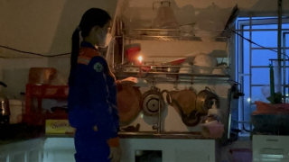 Thắp nến thay đèn điện để phản đối tăng phí dịch vụ