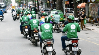 Lấy cớ thu phí nắng nóng, Grab đang “ngồi mát ăn bát vàng”?
