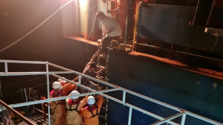 Xuyên đêm cứu nạn 4 ngư dân trên tàu cá Bình Định bị chìm đắm.