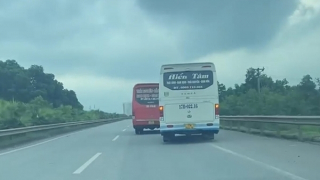 Kinh hãi cảnh 2 xe khách chèn ép nhau trên cao tốc