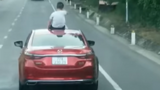 Bị tước GPLX 2 tháng vì để con ngồi trên nóc xe khi đang lưu thông