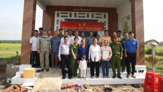 Công an Tây Ninh tặng  “nhà tình thương”cho người dân nghèo