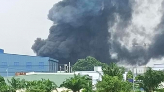 Sau tiếng nổ lớn, công ty mút xốp chìm trong biển lửa