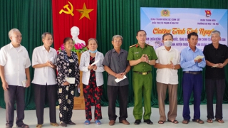 Cục Cảnh sát điều tra tội phạm về ma túy tặng quà gia đình chính sách