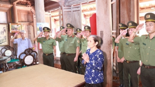 Cụm thi đua số 2 thăm hỏi, tặng quà thân nhân liệt sĩ