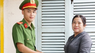 Chiến sĩ Công an nhặt được của rơi trả lại người đánh mất