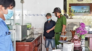 Vào cửa hàng vàng ép chủ tiệm mua cục đất