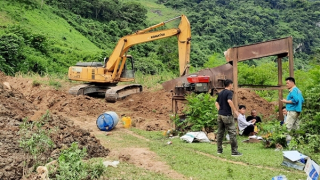Dựng công xưởng dã chiến trái phép để "moi ruột" núi tìm vàng