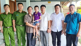 Thăm bé Gấu của người mẹ - chiến sĩ Cảnh sát kiên cường Đậu Thị Huyền Trâm