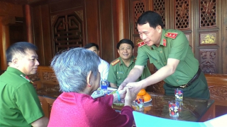 Thứ trưởng Lê Quốc Hùng thăm các gia đình có công với nước