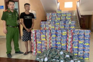 Xe đường dài vận chuyển hơn 3 tạ pháo lậu