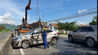 Xe container tông đuôi xe du lịch, ba người may mắn thoát nạn