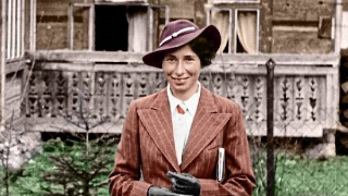 Bà Burton hay câu chuyện điệp viên Sonya