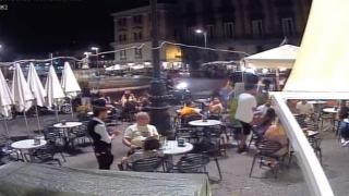 Rút súng cướp đồng hồ, nhưng trả lại vì phát hiện hàng "fake"