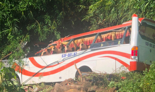 Xe khách lao xuống vực, hơn 20 người bị thương