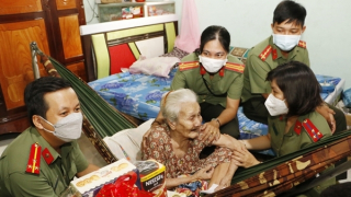 Nhiều hoạt động ý nghĩa tại triển lãm “75 năm đền ơn đáp nghĩa”