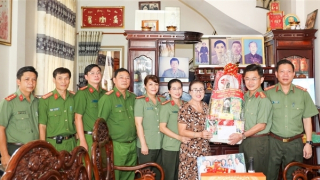 Công an TP Cần Thơ thăm hỏi, tặng quà gia đình chính sách