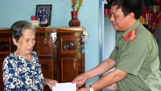 Công an tỉnh Trà Vinh tặng quà gia đình chính sách, trao nhà nghĩa tình đồng đội