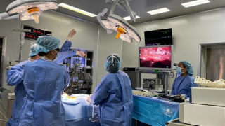 Phẫu thuật nội soi tuyến giáp qua đường miệng, giúp người bệnh ung thư phục hồi nhanh