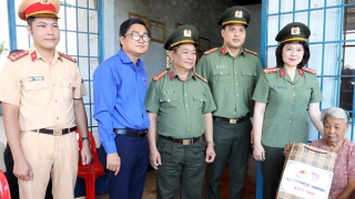 Đoàn Thanh niên Bộ Công an về nguồn, tri ân các Anh hùng - Liệt sĩ