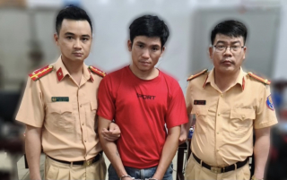 Cảnh sát giao thông bắt kẻ xách thuê 1 bánh heroin