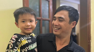 Công an phường giúp cháu bé đi lạc tìm lại người thân