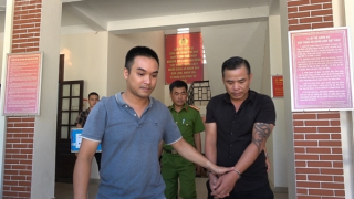 Đang chờ taxi chở đi giao ma túy thì bị bắt