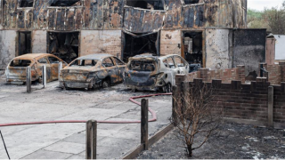 Khu phố Đông London "như vùng chiến sự", cháy rụi vì nắng nóng kỷ lục