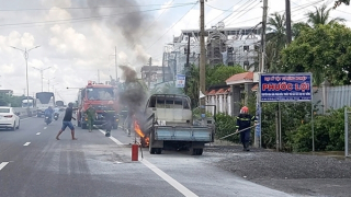 Xe tải bốc cháy ngùn ngụt trên quốc lộ 1A