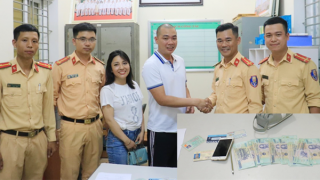 Công an thị xã Kỳ Anh trao trả tài sản người dân đánh rơi