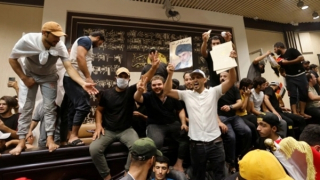 Người biểu tình tràn vào chiếm tòa nhà Quốc hội Iraq