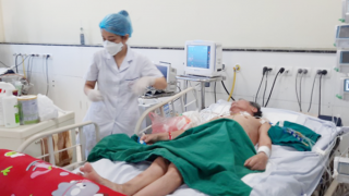 Số ca nhiễm COVID-19 nặng tăng nhanh nhưng ít người tiêm mũi 3, 4