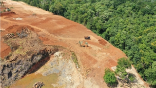 Buộc giám đốc một chi nhánh ngân hàng khôi phục lại hiện trạng đất