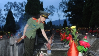 Đọc lại bài thơ "Cuộc chia ly màu đỏ" của Nguyễn Mỹ