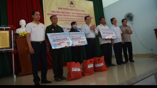 Trưởng Ban Tuyên giáo Trung ương tặng quà gia đình chính sách ở khu cứ địa cách mạng