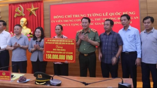 Thứ trưởng Lê Quốc Hùng tặng kinh phí xây nhà tình nghĩa tại Quảng Trị