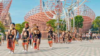 Lễ hội cồng chiêng làm nức lòng du khách tại VinWonders Nam Hội An