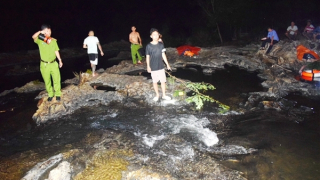 Trượt chân rơi xuống suối, hai nam sinh viên chết đuối