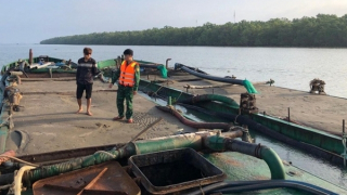 Phát hiện 2 sà lan chở gần 100m3 cát không rõ nguồn gốc