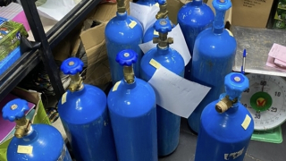 Thu giữ nhiều bình khí cười tại các quán bar phố cổ