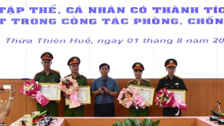 Khen thưởng nhiều tập thể, cá nhân trong vụ bắt đối tượng dùng súng AK cướp tiệm vàng