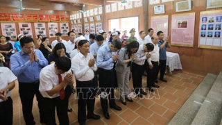 Phó Chủ tịch nước Võ Thị Ánh Xuân dâng hương tại di tích Trường Thanh niên lao động xã hội chủ nghĩa Hòa Bình