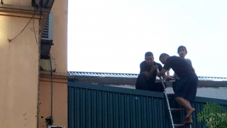 Cứu thoát 2 người mắc kẹt trong ngôi nhà bị cháy