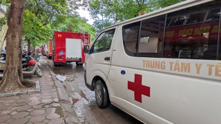 Nhiều xe cứu thương đến hiện trường vụ cháy quán karaoke ở phường Quan Hoa