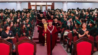 Yêu cầu báo cáo vụ Hiệu trưởng mặc trang phục khác thường ở lễ trao bằng tốt nghiệp