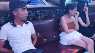 Bắt nhóm nam thanh nữ tú bay lắc trong quán karaoke