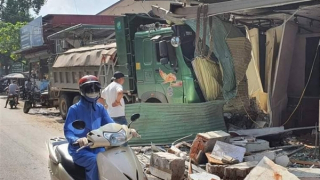 Tài xế xe tải ngủ gật húc tan hoang tiệm vàng