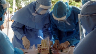 Dịch COVID-19 tăng vọt lên 2.000 F0, 1 ca tử vong